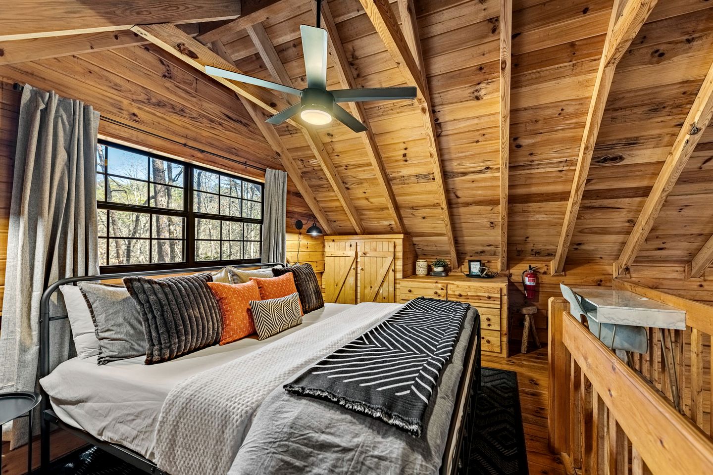 Outstanding Cabin Nestled Amidst Trees and Hot-tub Provided in Blue Ridge, Georgia