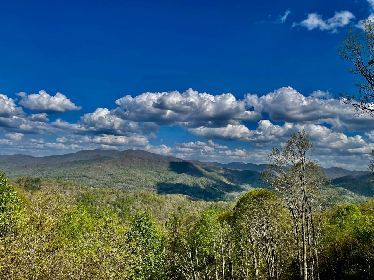 Outstanding Family Cabin with Spectacular Views, Hot-Tub, Deck and Fire Pit in NC