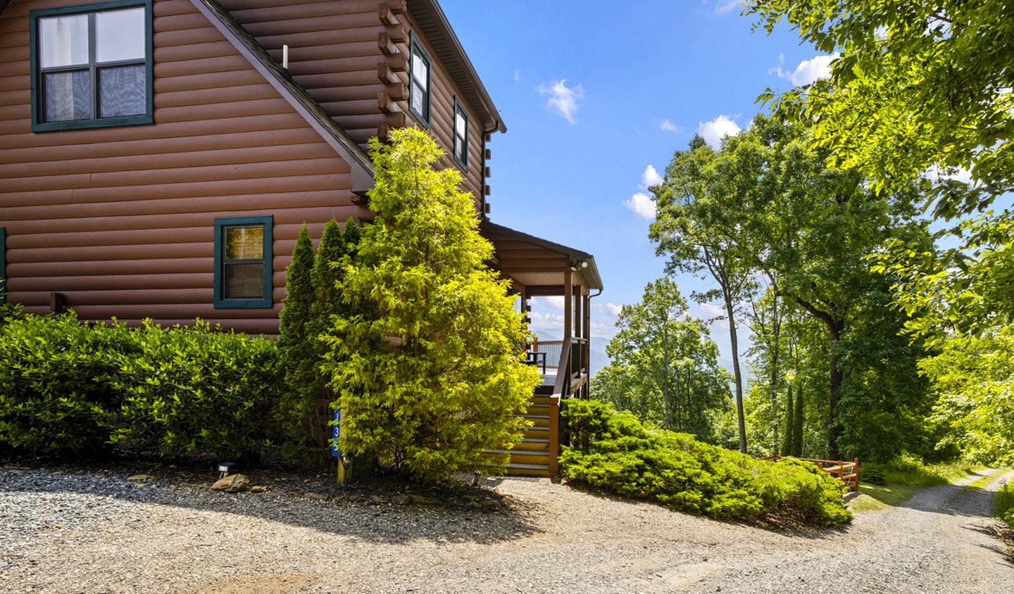 Outstanding Family Cabin with Spectacular Views, Hot-Tub, Deck and Fire Pit in NC