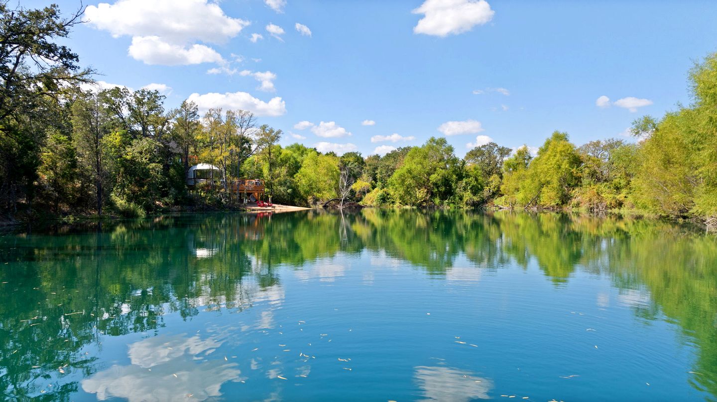 Outstanding Luxurious Dome with Mini Golf, Outdoor Bath, Sauna and Lake Views in Elgin, Texas