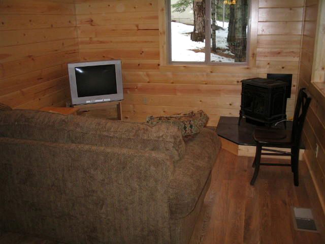 Exceptional Riverside Cabin Rental in the Trees near Pinecrest Lake, California