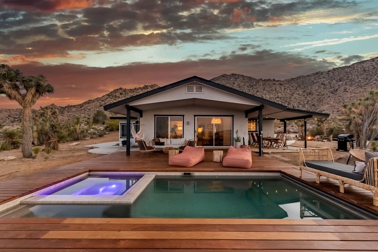 Elegant Vacation Rental with Swimming Pool and Barbecue in Joshua Tree, California