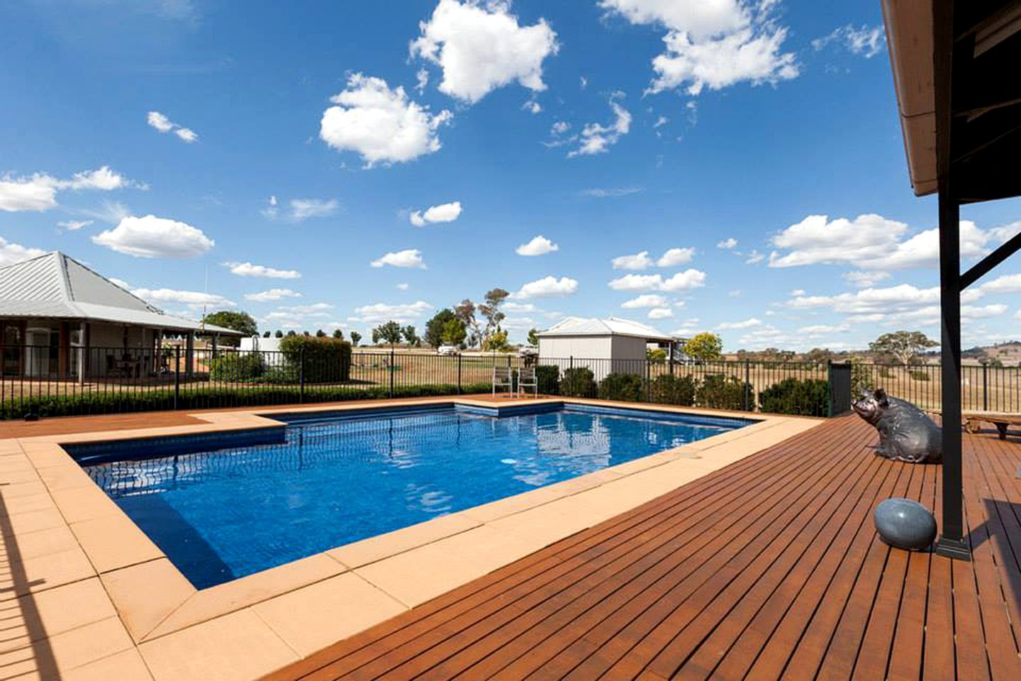 Luxurious Cottage Getaway with Double-Sided Fireplace in Gulgong, New South Wales