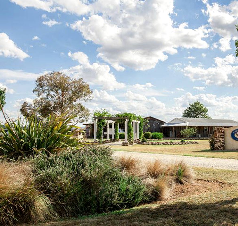 Luxurious Cottage Getaway with Double-Sided Fireplace in Gulgong, New South Wales
