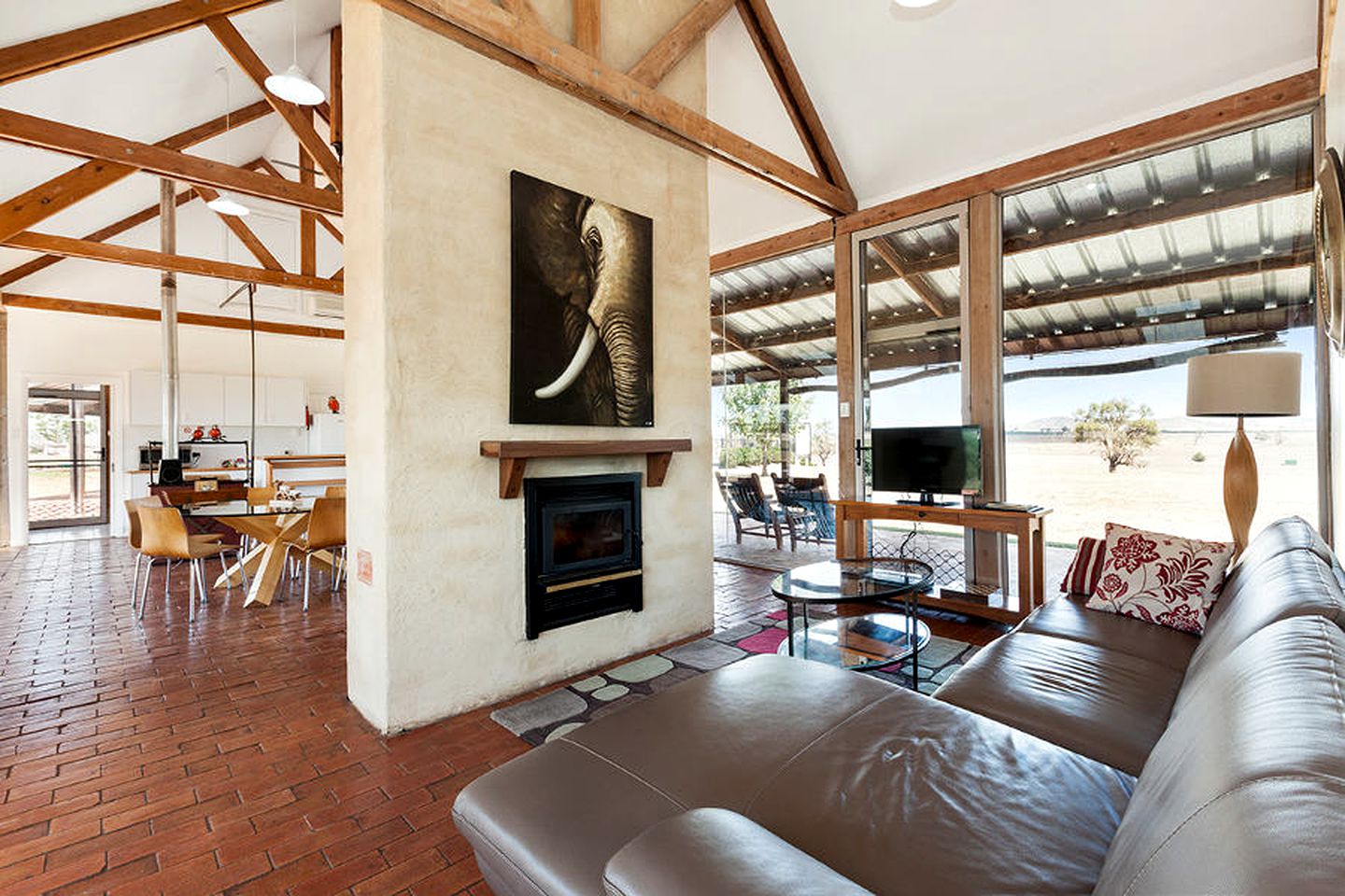 Luxurious Cottage Getaway with Double-Sided Fireplace in Gulgong, New South Wales
