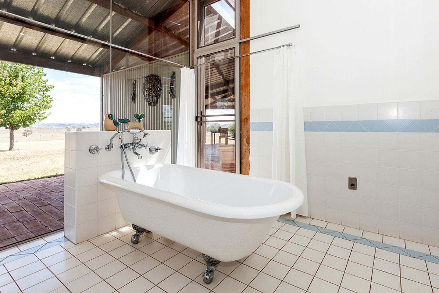 Luxurious Cottage Getaway with Double-Sided Fireplace in Gulgong, New South Wales