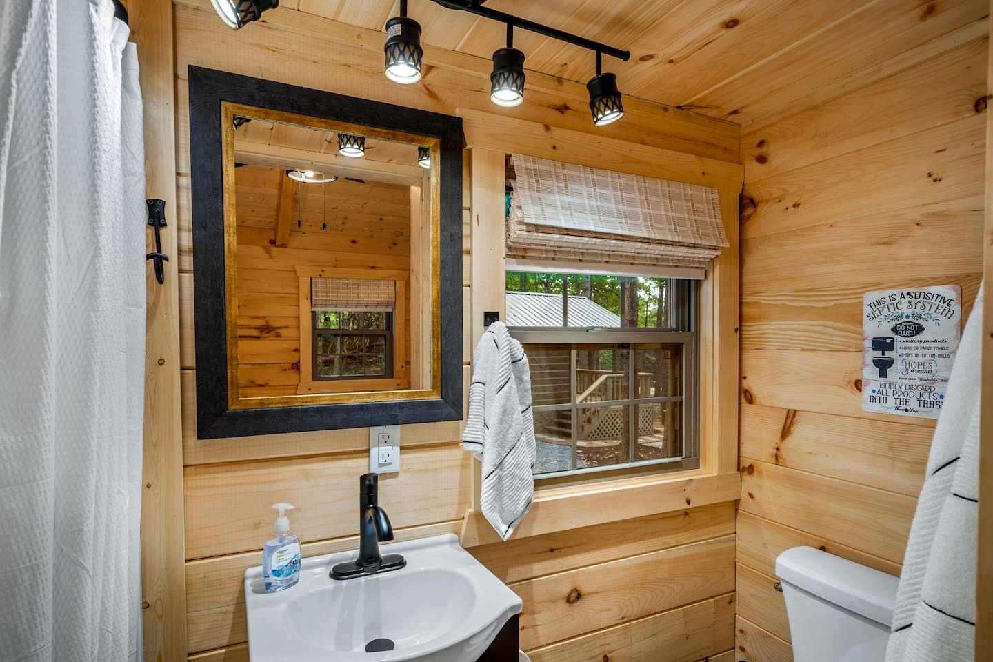 Escape to a Charming Cabin with Hot Tub & Covered Porch in Mentone, Alabama