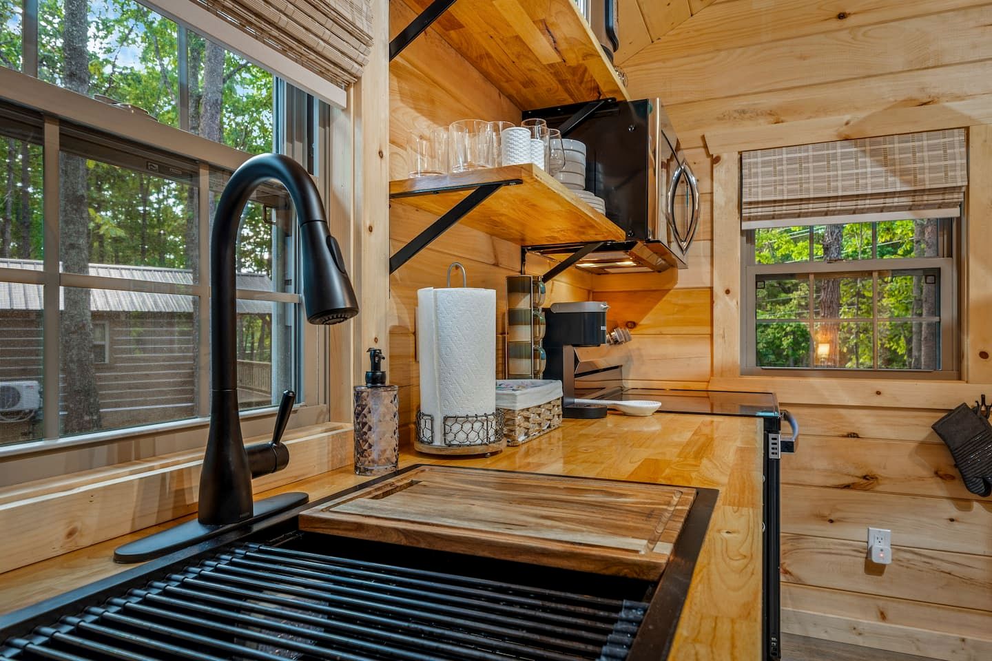 Escape to a Charming Cabin with Hot Tub & Covered Porch in Mentone, Alabama