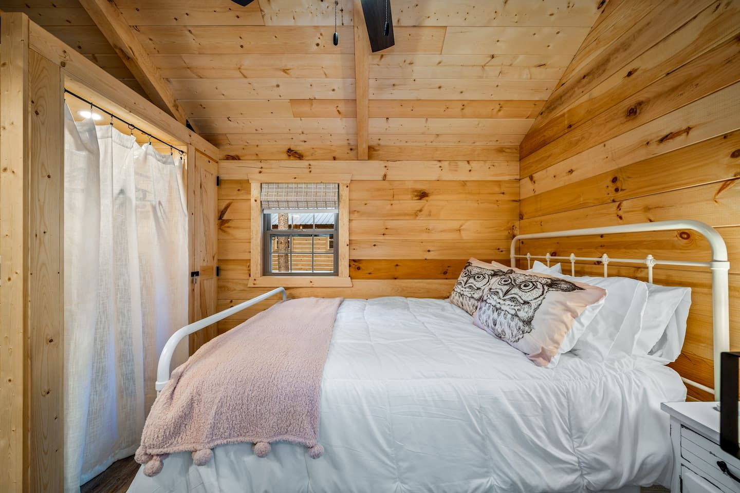 Escape to a Charming Cabin with Hot Tub & Covered Porch in Mentone, Alabama