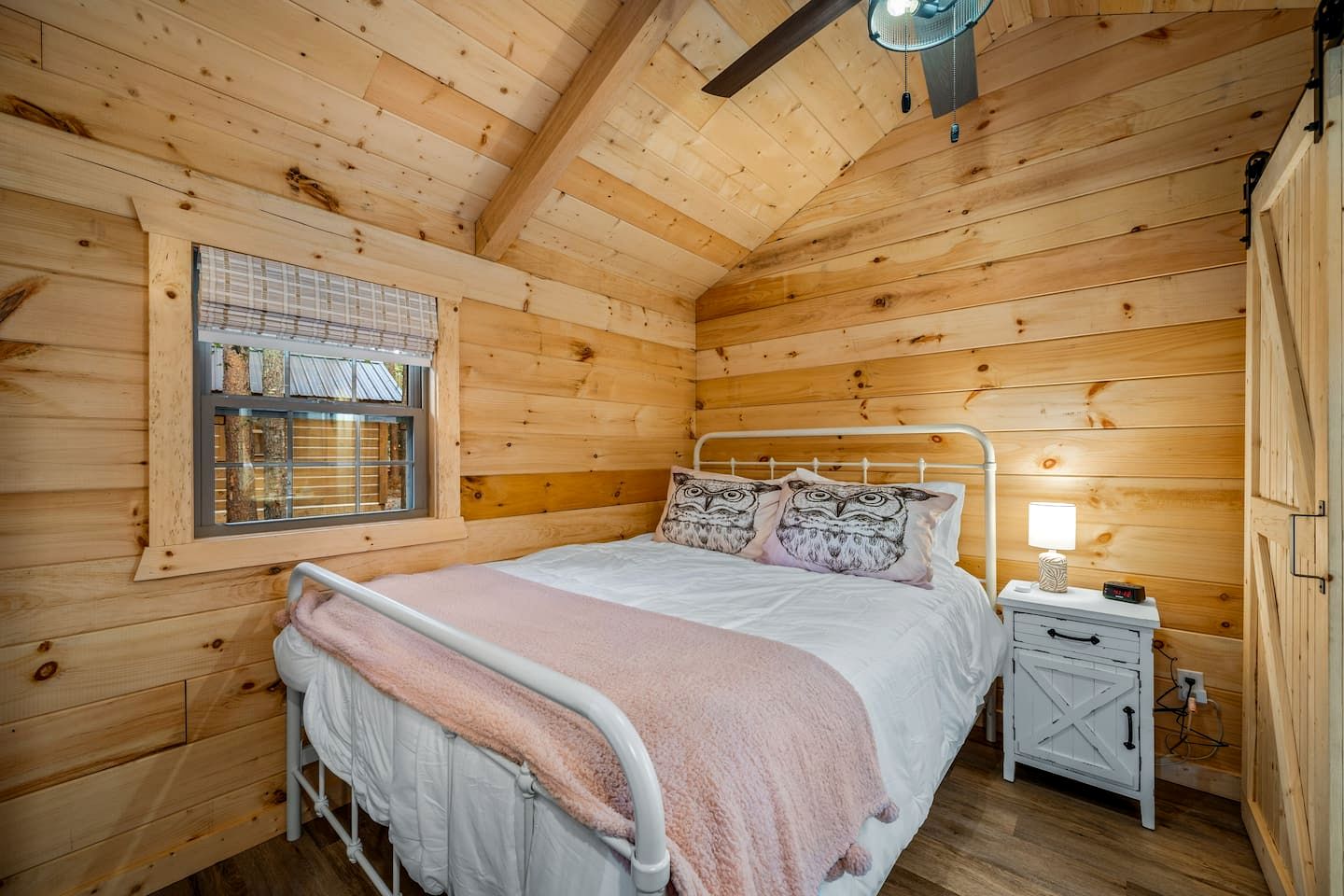 Escape to a Charming Cabin with Hot Tub & Covered Porch in Mentone, Alabama