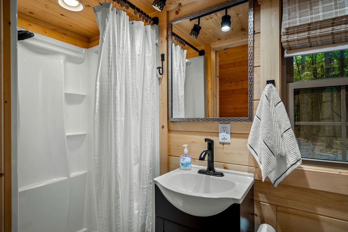 Escape to a Charming Cabin with Hot Tub & Covered Porch in Mentone, Alabama