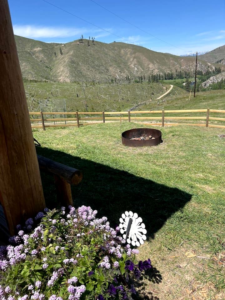 Amazing Log Cabin with Stunning Views in Conner, Montana