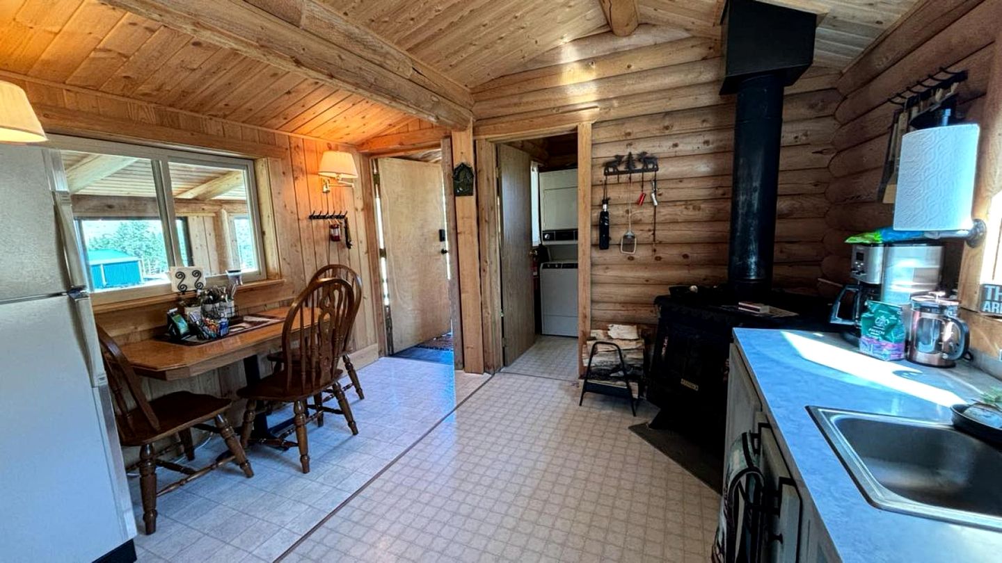 Amazing Log Cabin with Stunning Views in Conner, Montana