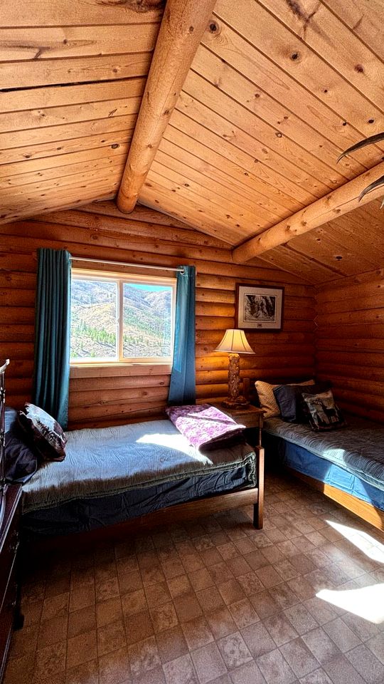 Amazing Log Cabin with Stunning Views in Conner, Montana