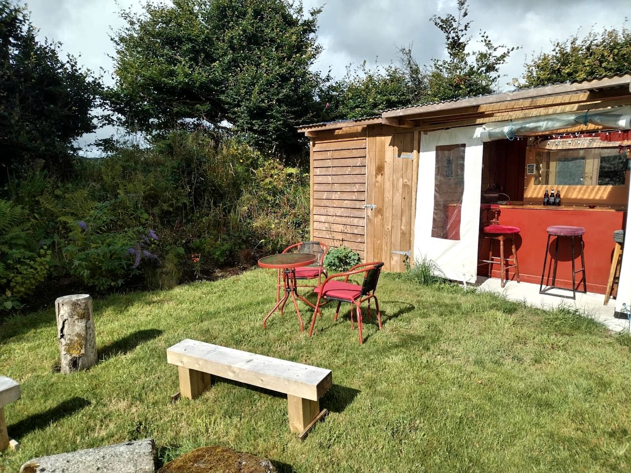 Slow Down Retreat: Countryside Views, Outdoor Bar & Fire Pit Seating in England, United Kingdom