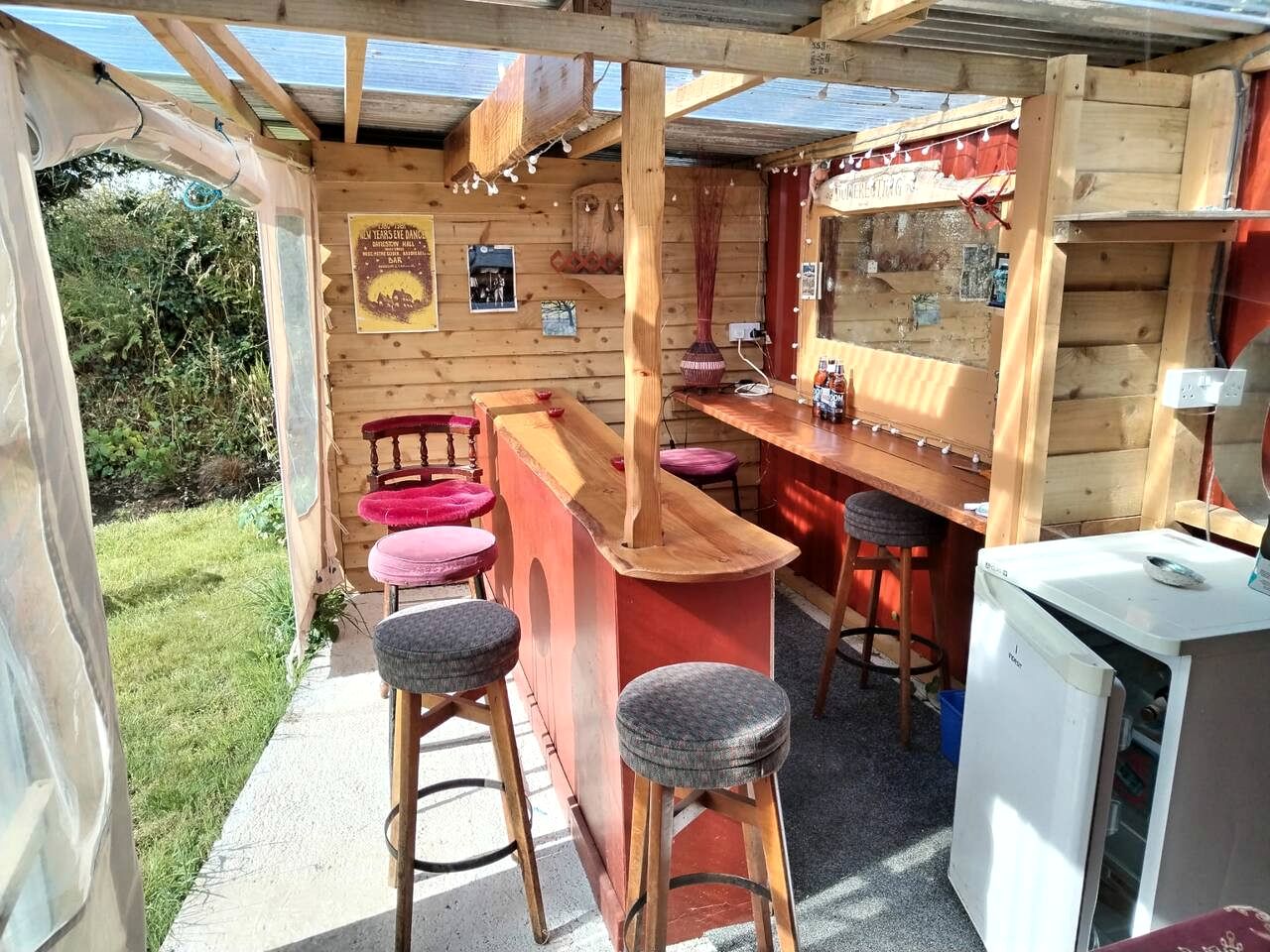 Slow Down Retreat: Countryside Views, Outdoor Bar & Fire Pit Seating in England, United Kingdom