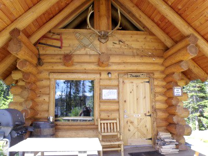 Lakeside Log Cabin Near Vernon Canada