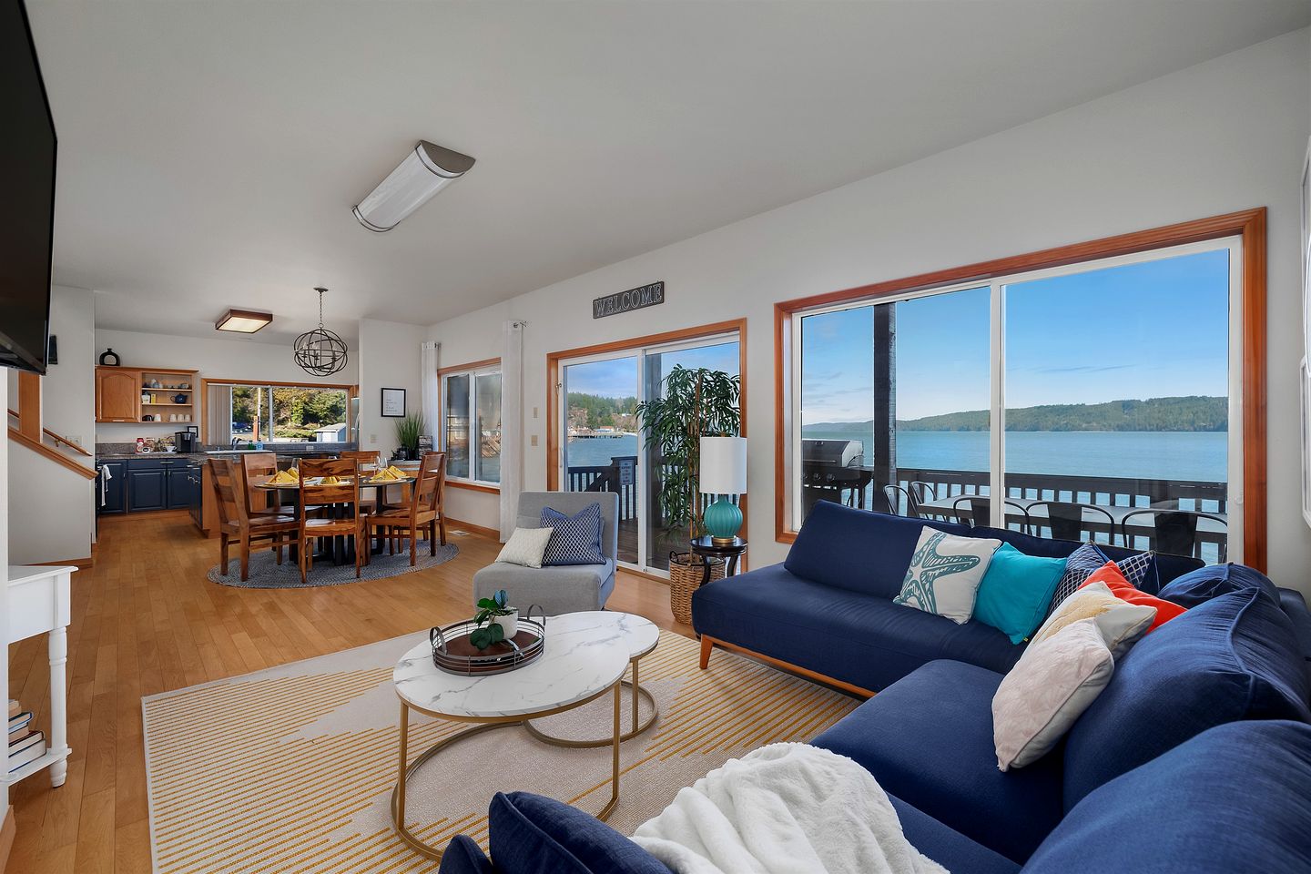 Gorgeous, Waterfront Beach Cottage on Oyster Bay with Easy Access to Olympic National Park