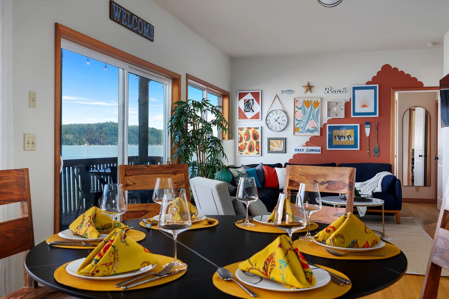 Gorgeous, Waterfront Beach Cottage on Oyster Bay with Easy Access to Olympic National Park