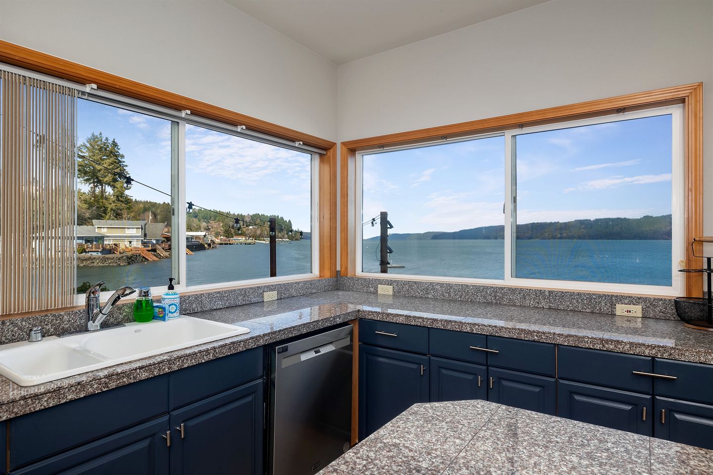Gorgeous, Waterfront Beach Cottage on Oyster Bay with Easy Access to Olympic National Park