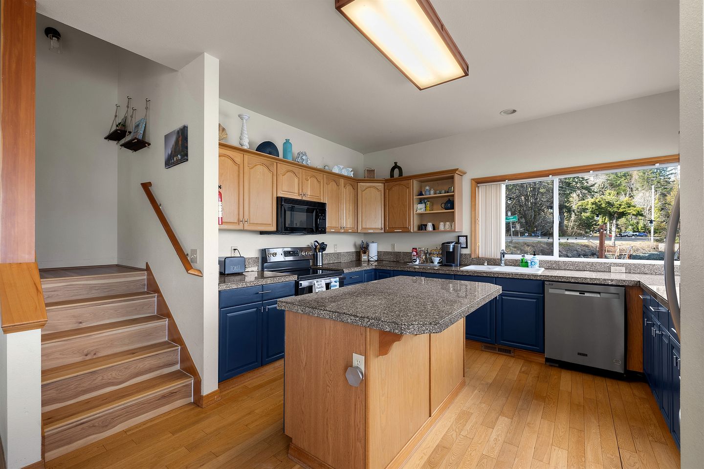 Gorgeous, Waterfront Beach Cottage on Oyster Bay with Easy Access to Olympic National Park