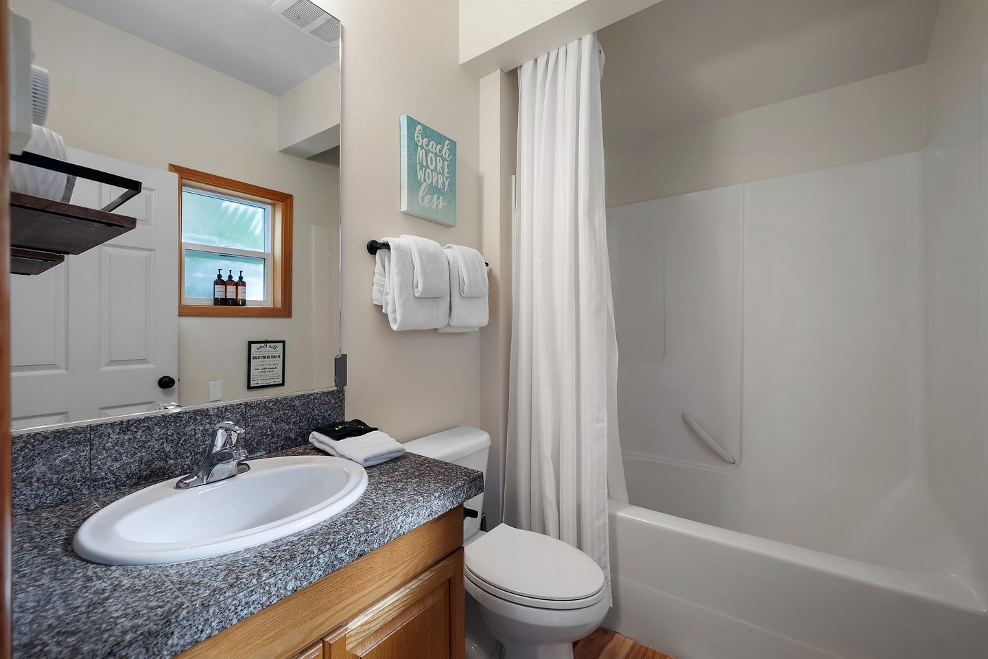 Gorgeous, Waterfront Beach Cottage on Oyster Bay with Easy Access to Olympic National Park