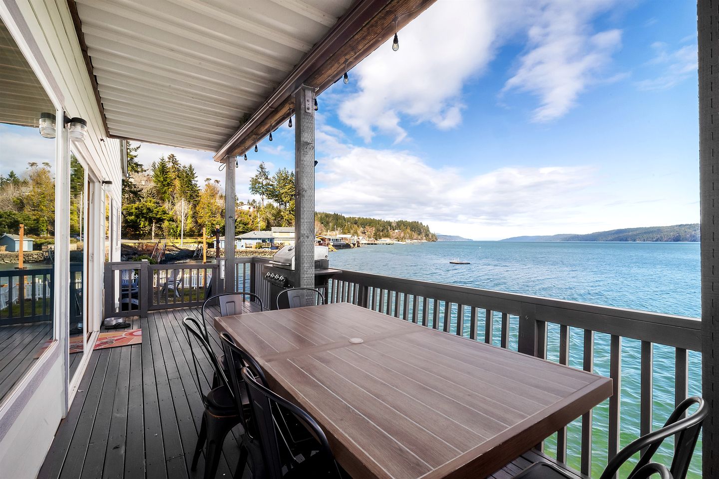 Gorgeous, Waterfront Beach Cottage on Oyster Bay with Easy Access to Olympic National Park