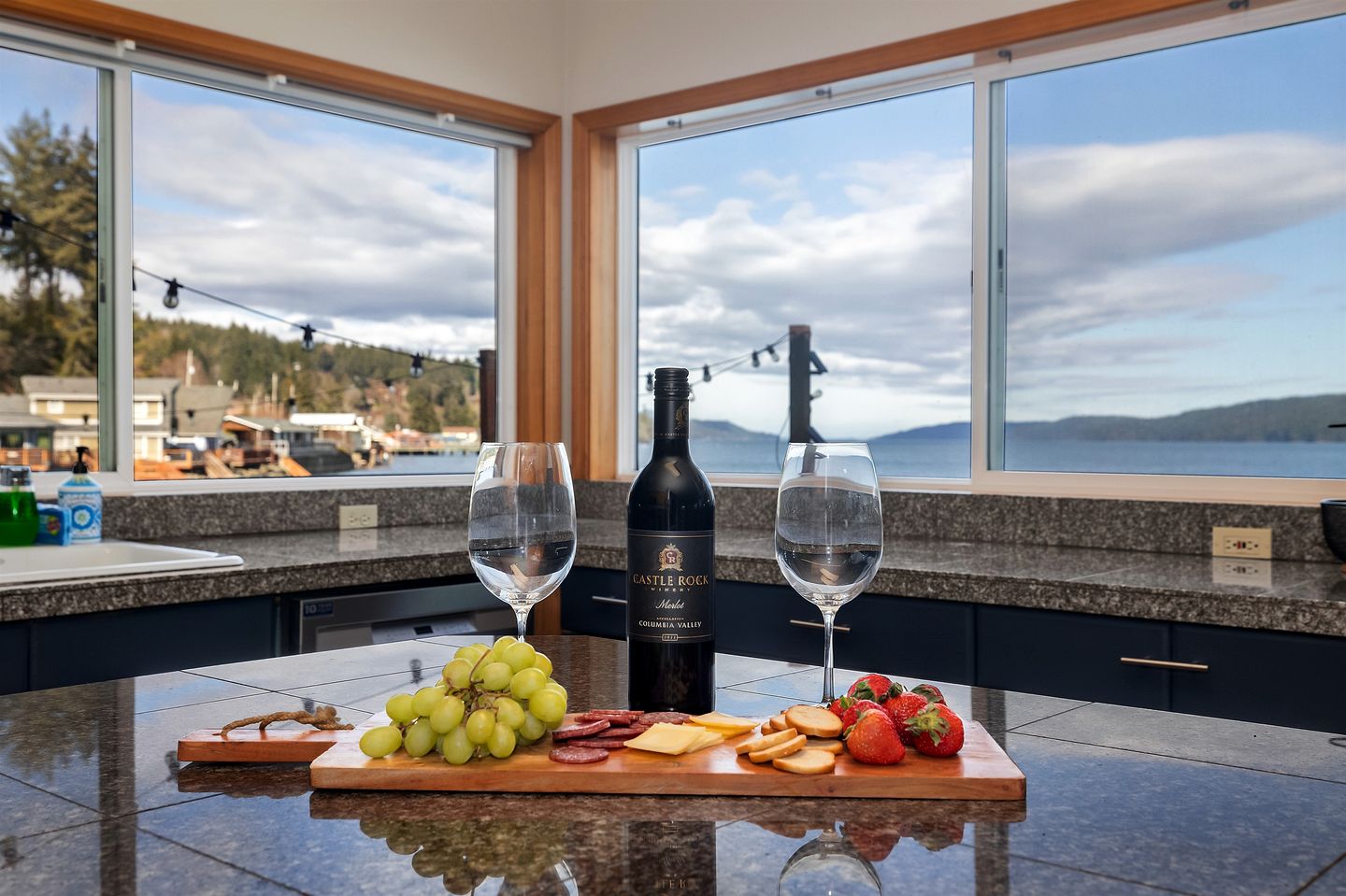 Gorgeous, Waterfront Beach Cottage on Oyster Bay with Easy Access to Olympic National Park