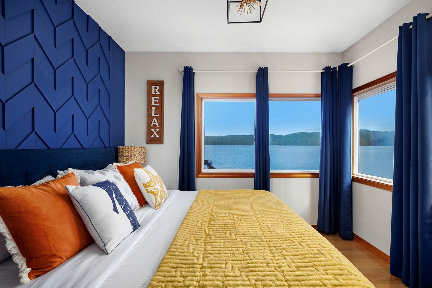 Gorgeous, Waterfront Beach Cottage on Oyster Bay with Easy Access to Olympic National Park