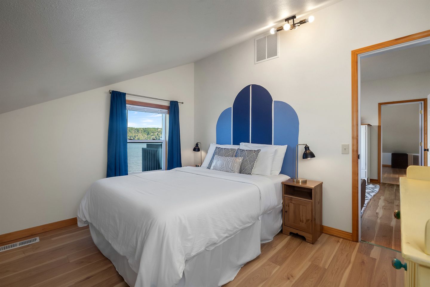 Gorgeous, Waterfront Beach Cottage on Oyster Bay with Easy Access to Olympic National Park