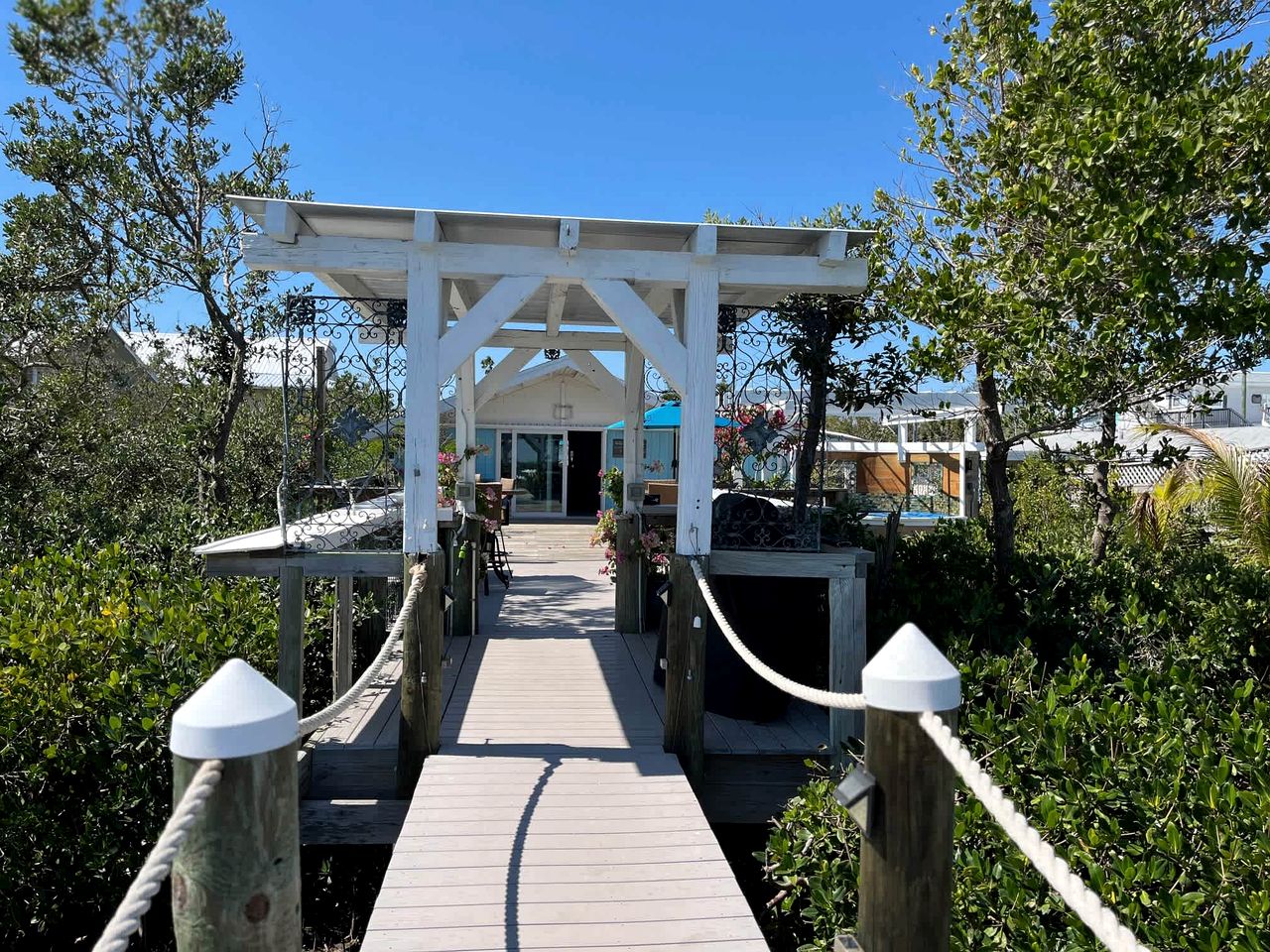 Beautiful Cottage on the Bay with Private Dock and Hot Tub for a Memorable Getaway on Little Gasparilla Island, Florida