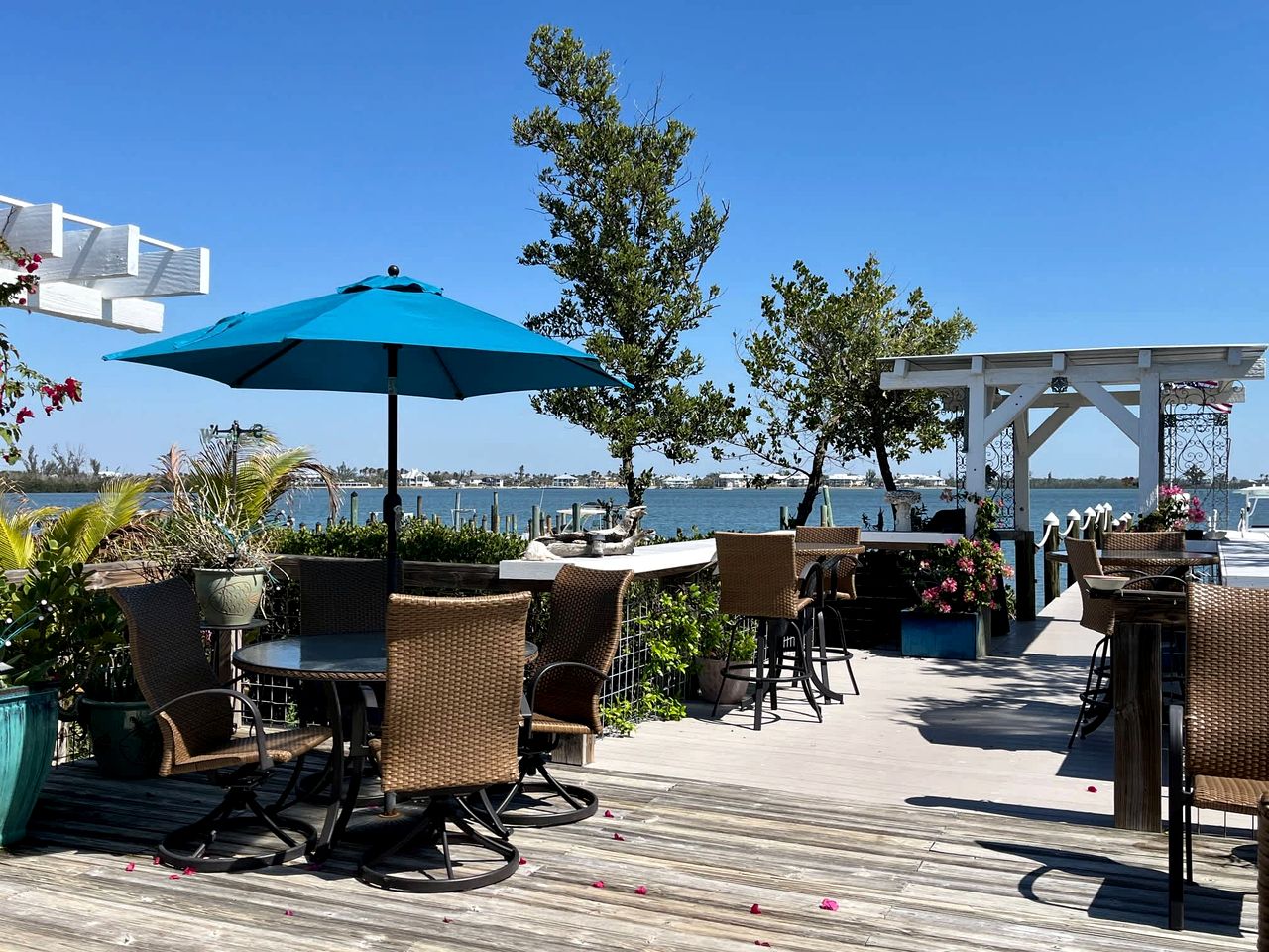 Beautiful Cottage on the Bay with Private Dock and Hot Tub for a Memorable Getaway on Little Gasparilla Island, Florida