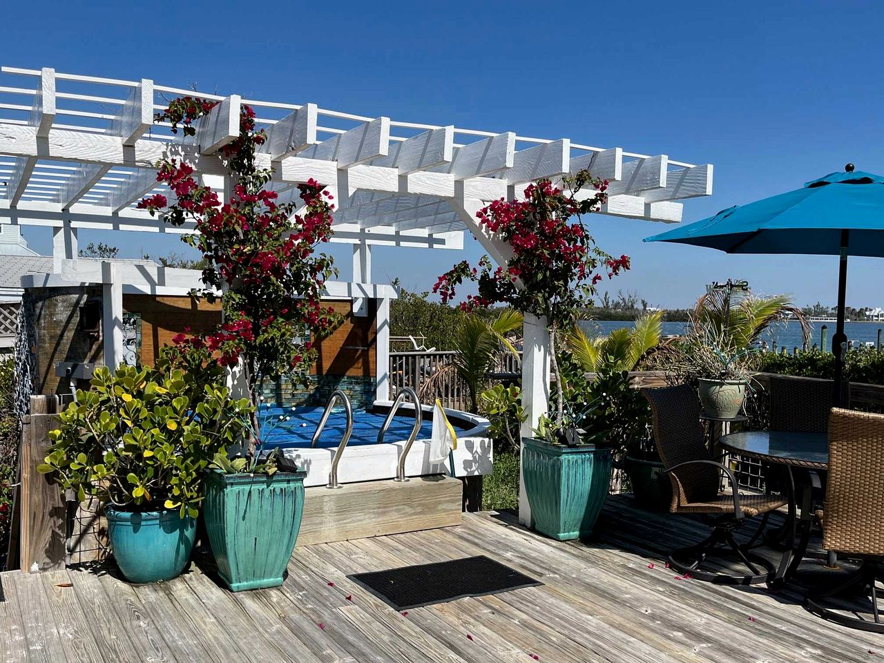 Beautiful Cottage on the Bay with Private Dock and Hot Tub for a Memorable Getaway on Little Gasparilla Island, Florida
