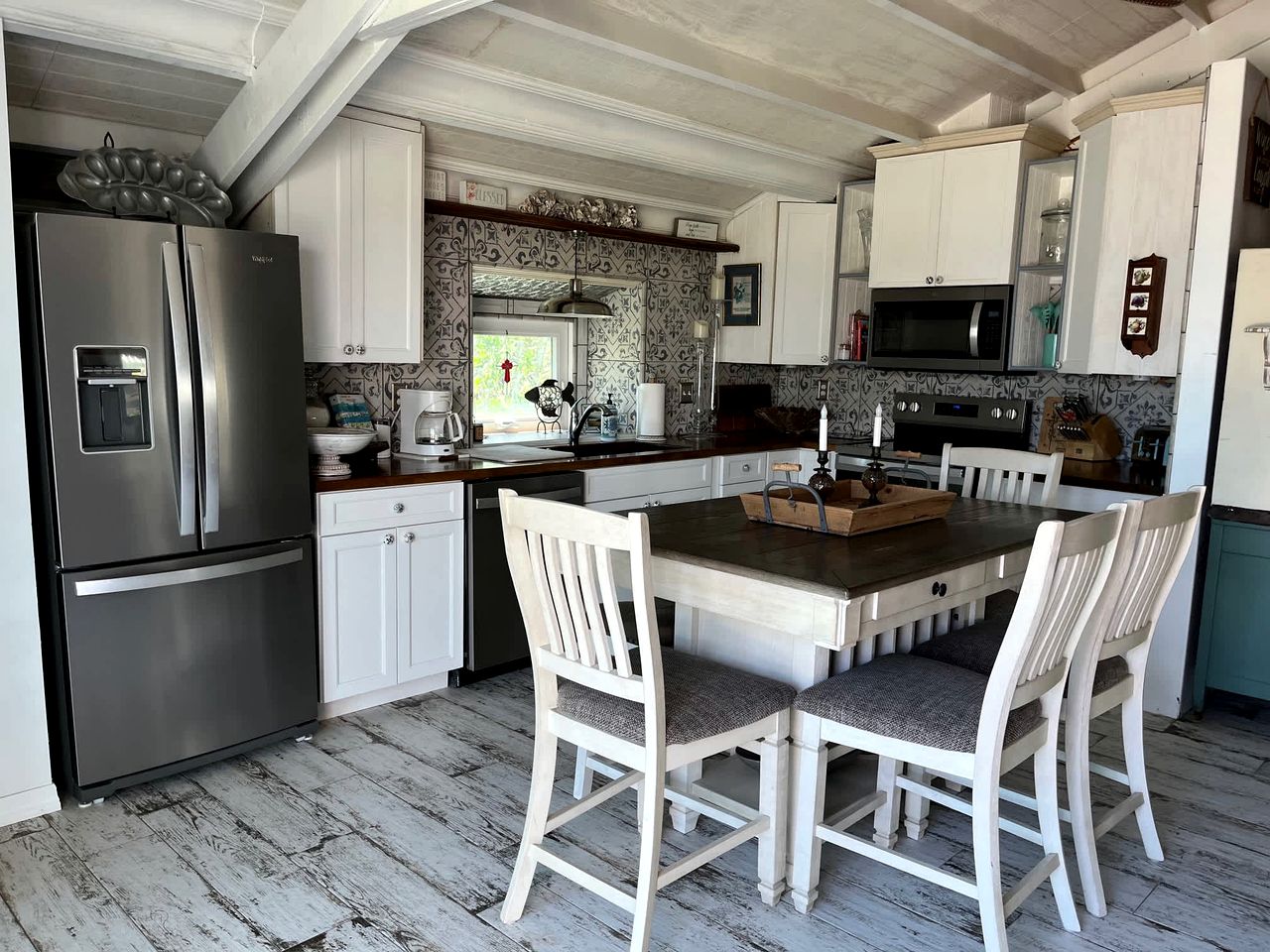 Beautiful Cottage on the Bay with Private Dock and Hot Tub for a Memorable Getaway on Little Gasparilla Island, Florida