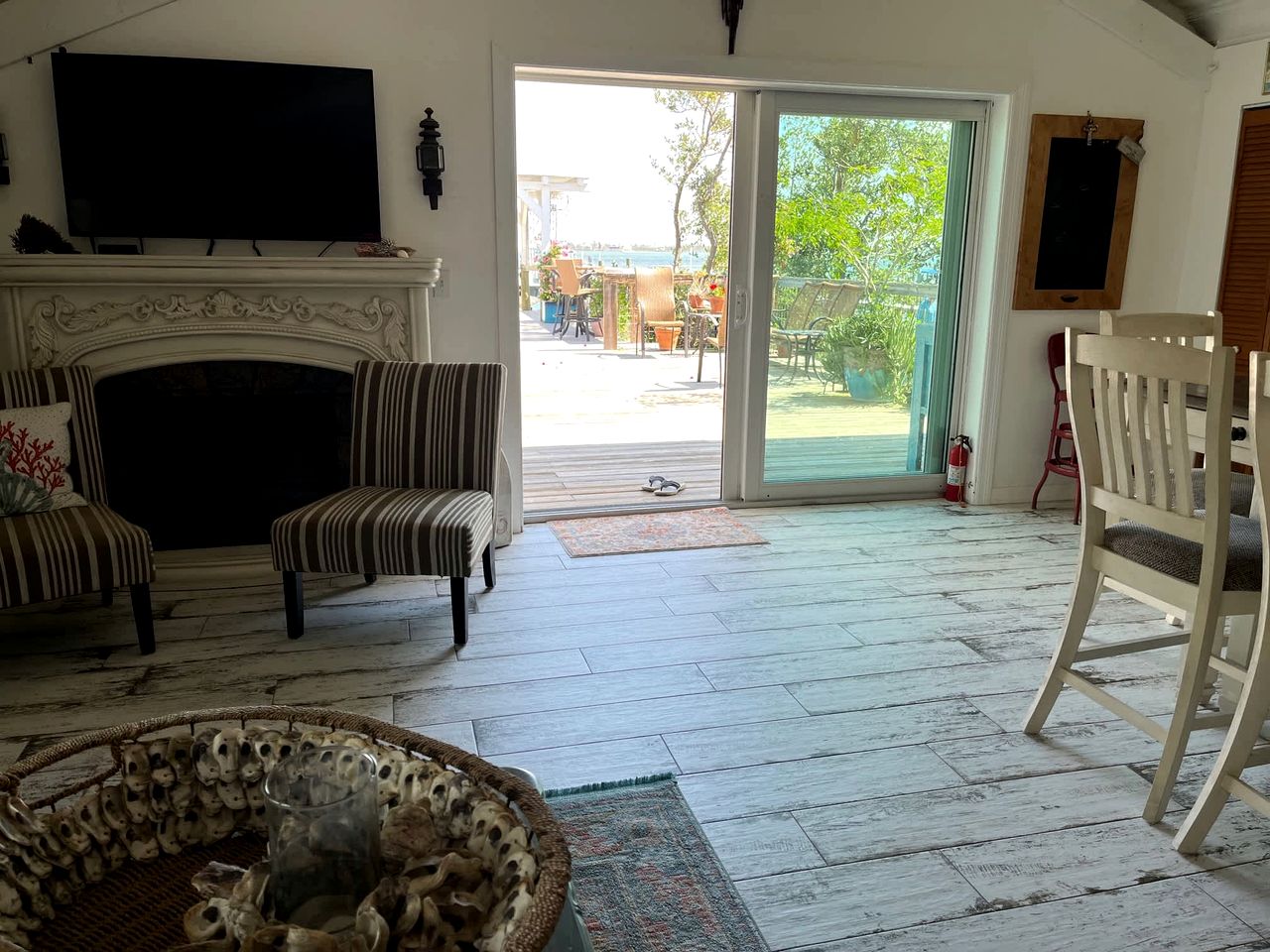 Beautiful Cottage on the Bay with Private Dock and Hot Tub for a Memorable Getaway on Little Gasparilla Island, Florida