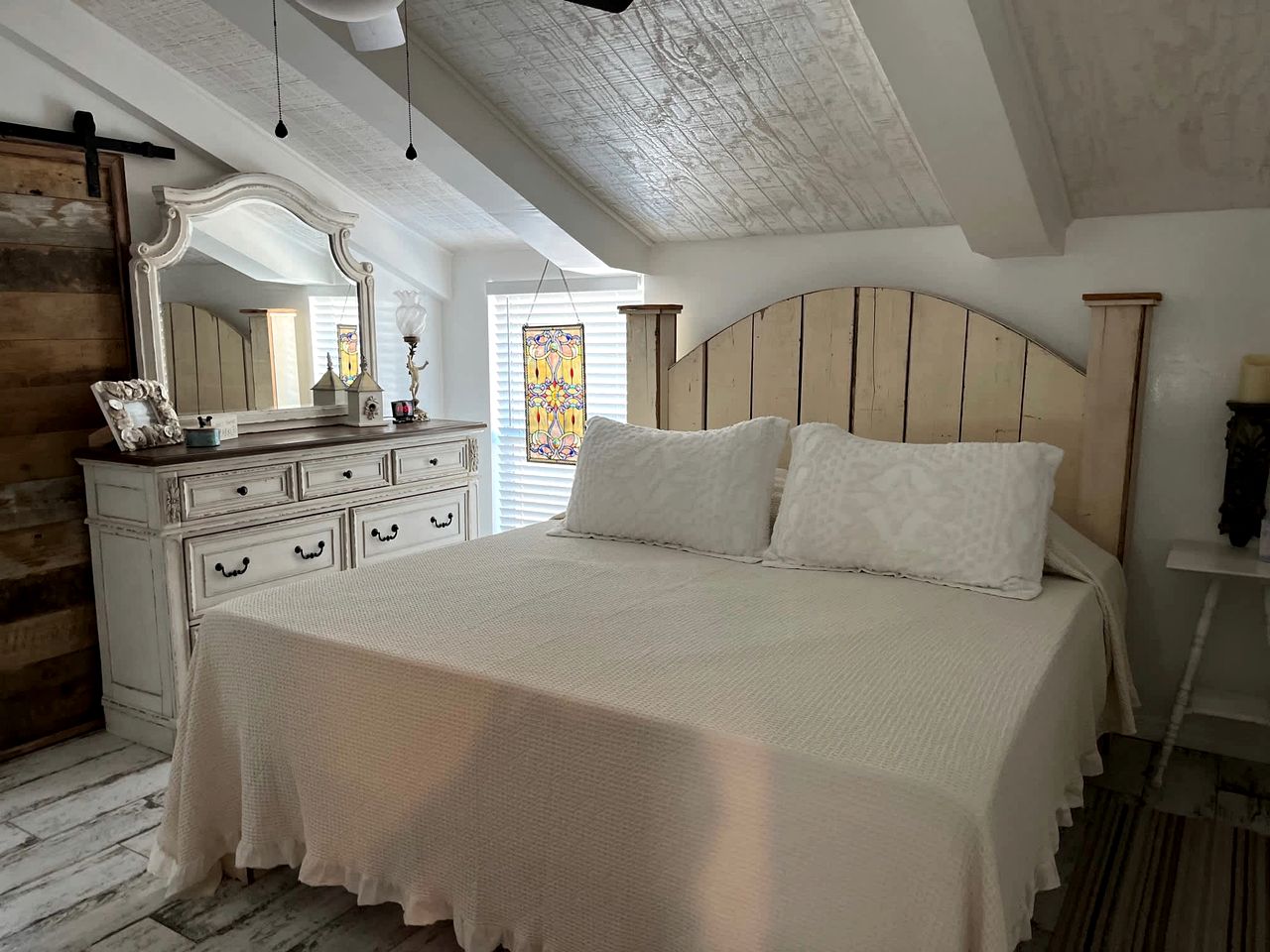 Beautiful Cottage on the Bay with Private Dock and Hot Tub for a Memorable Getaway on Little Gasparilla Island, Florida