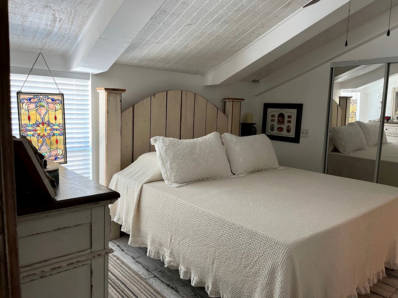 Beautiful Cottage on the Bay with Private Dock and Hot Tub for a Memorable Getaway on Little Gasparilla Island, Florida