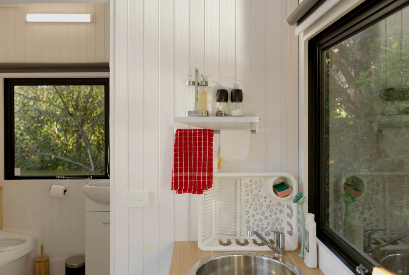 Peaceful Tiny House with Stunning Landscape next to Waianakarua River in South Island, New Zealand
