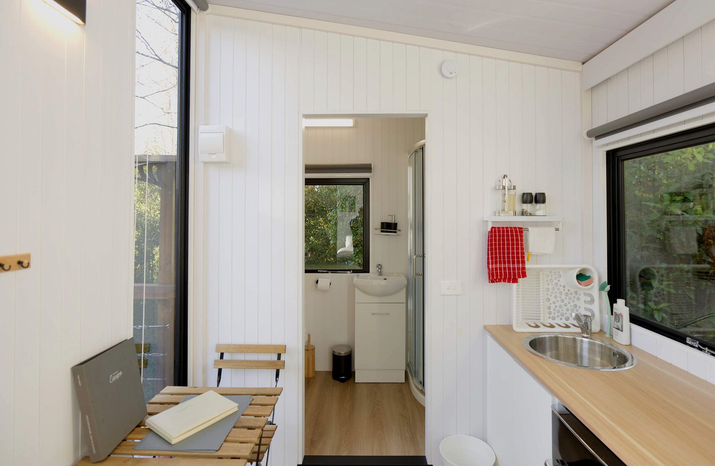 Peaceful Tiny House with Stunning Landscape next to Waianakarua River in South Island, New Zealand