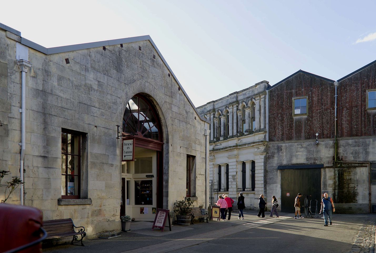 Peaceful Tiny House with Stunning Landscape next to Waianakarua River in South Island, New Zealand