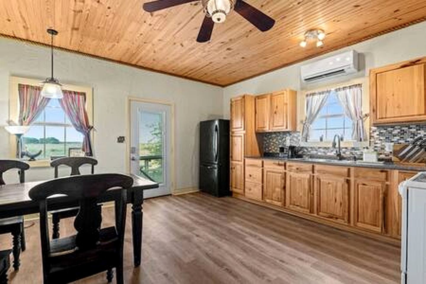 Unique Woodland Glamping Dome with Stargazing & Nature Retreat near Wolfe City, TX