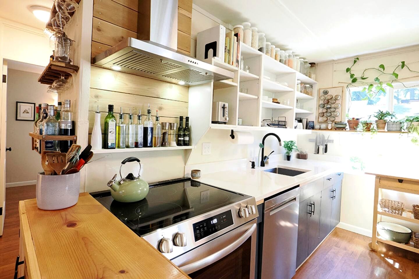 Peaceful Lakefront Retreat with Sauna Near Bellingham & Mount Vernon in Sedro-Woolley, Washington