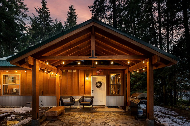 Serene Cabin with Jacuzzi, Fire Pit and Picnic Space in Leavenworth, Washington