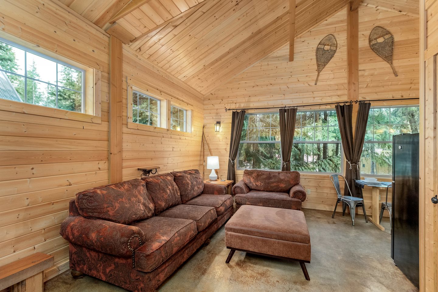 Serene Cabin with Jacuzzi, Fire Pit and Picnic Space in Leavenworth, Washington
