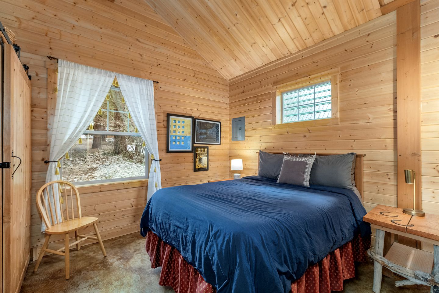 Serene Cabin with Jacuzzi, Fire Pit and Picnic Space in Leavenworth, Washington