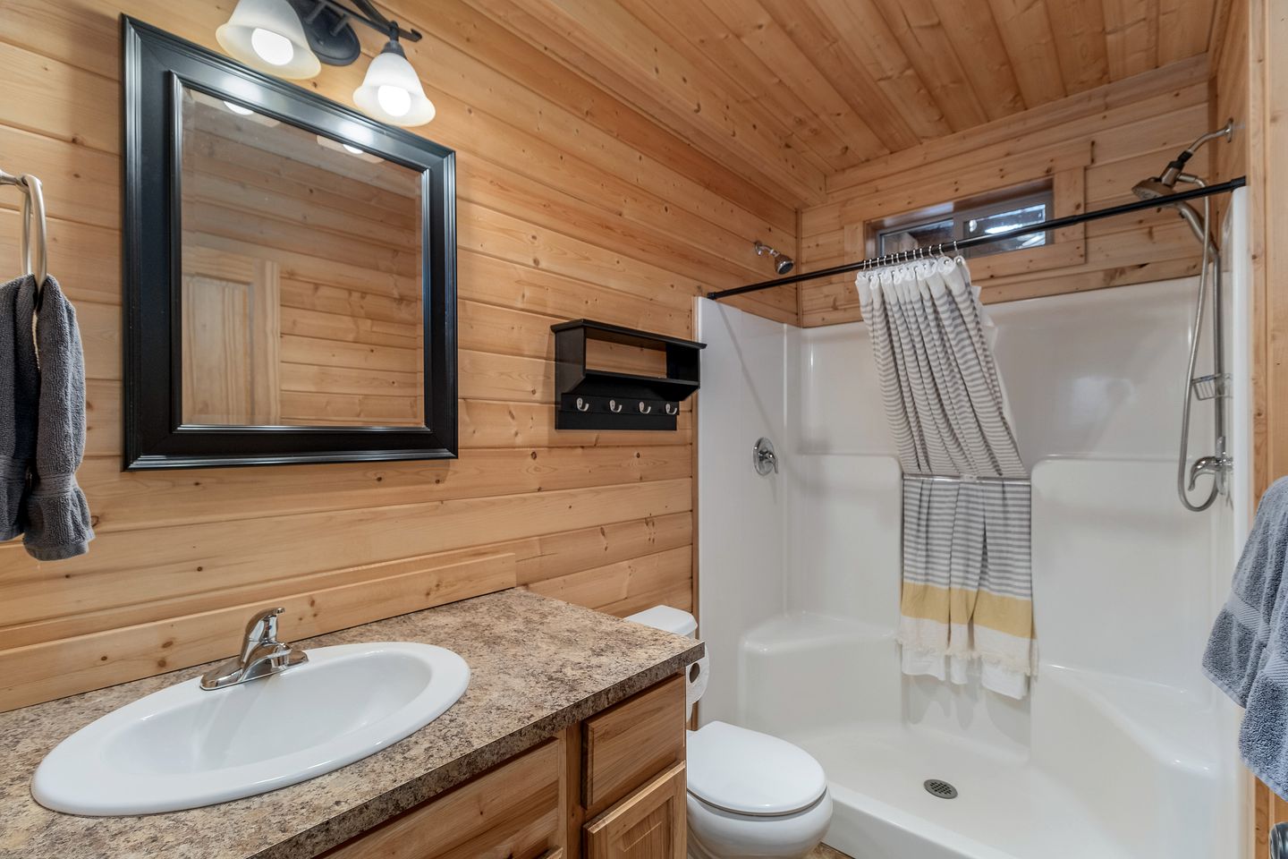 Serene Cabin with Jacuzzi, Fire Pit and Picnic Space in Leavenworth, Washington