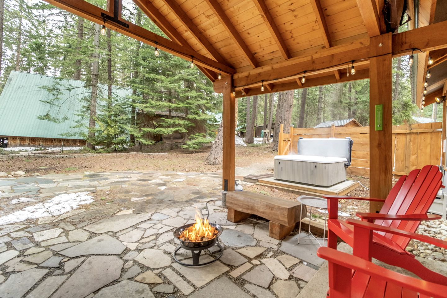 Serene Cabin with Jacuzzi, Fire Pit and Picnic Space in Leavenworth, Washington