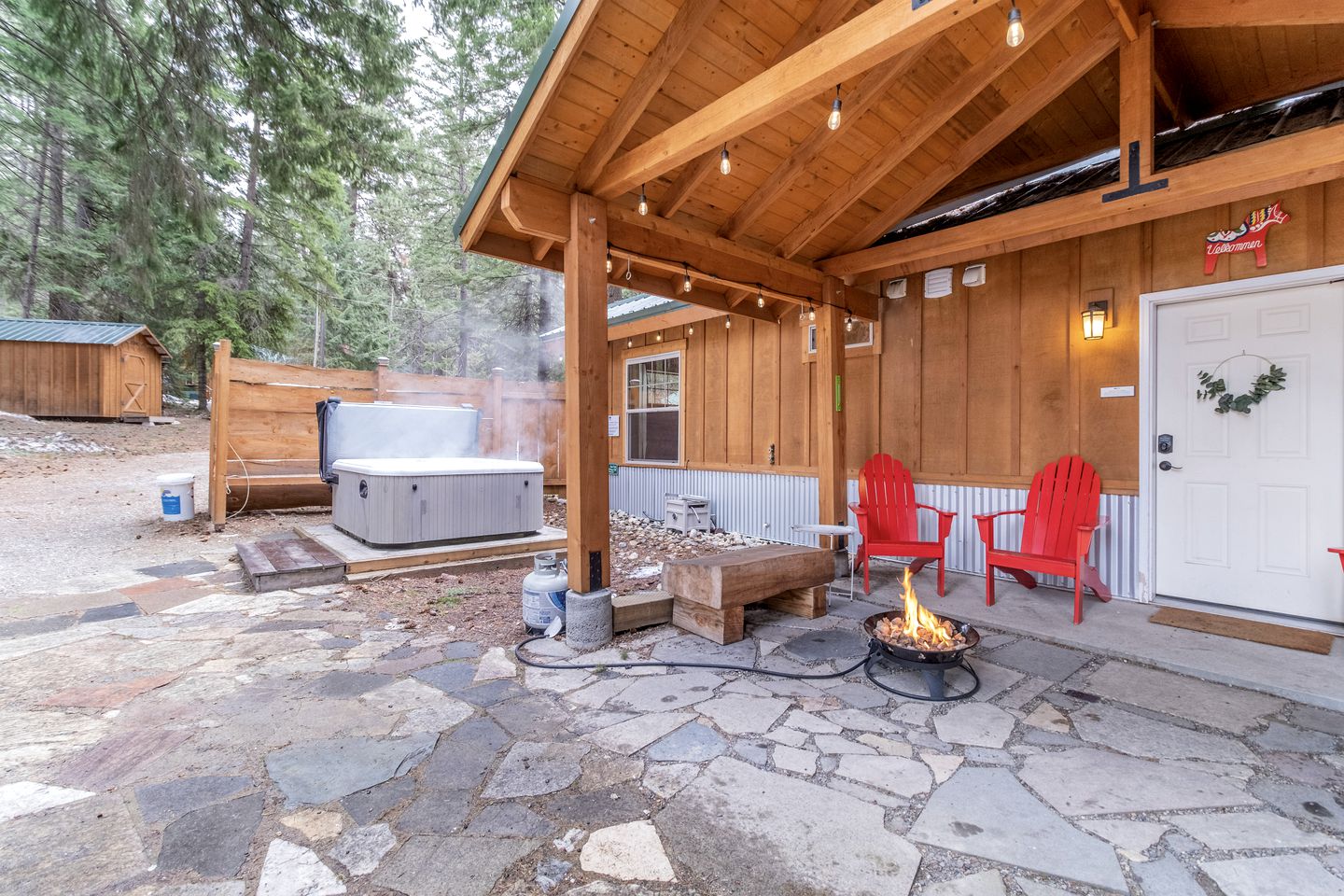 Serene Cabin with Jacuzzi, Fire Pit and Picnic Space in Leavenworth, Washington