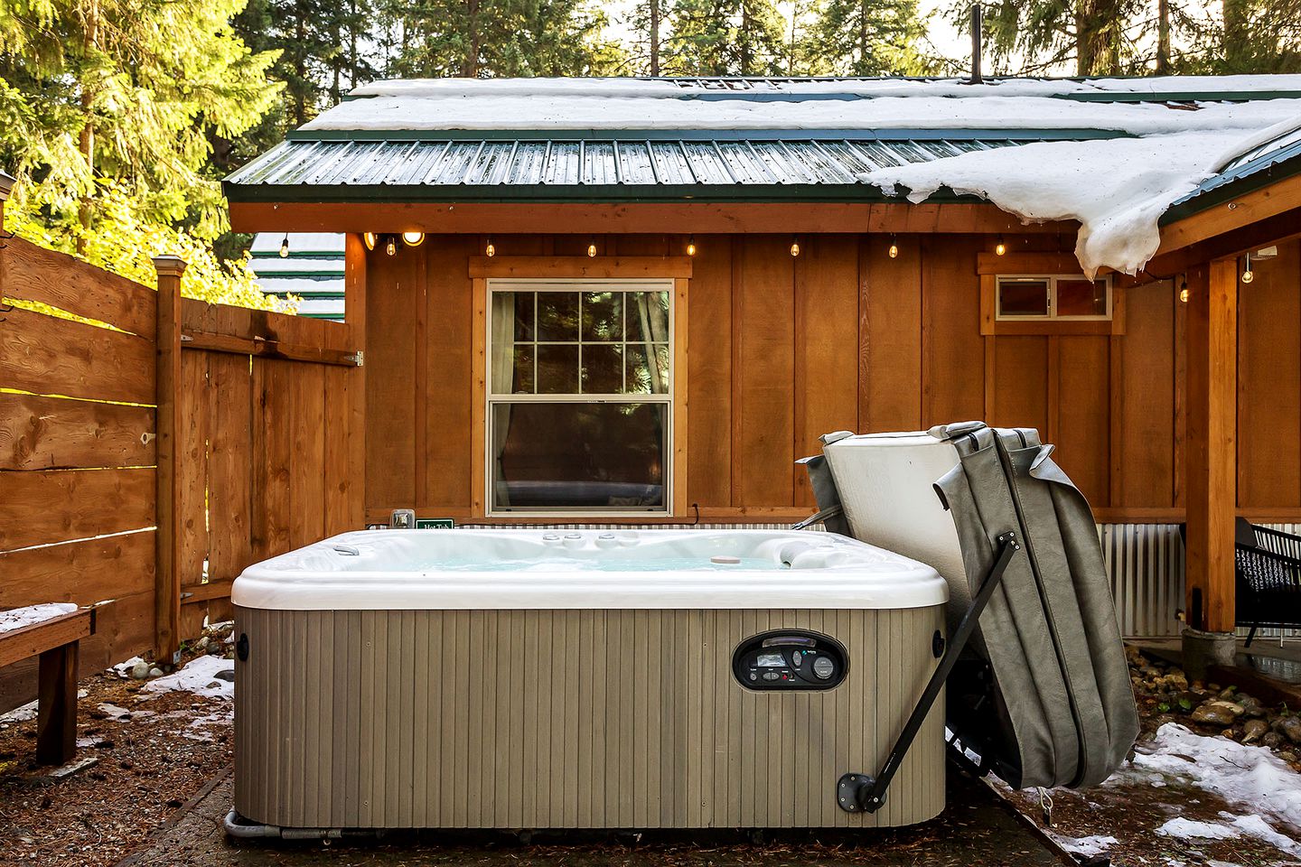 Serene Cabin with Jacuzzi, Fire Pit and Picnic Space in Leavenworth, Washington