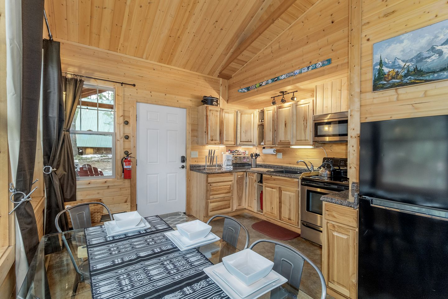 Serene Cabin with Jacuzzi, Fire Pit and Picnic Space in Leavenworth, Washington